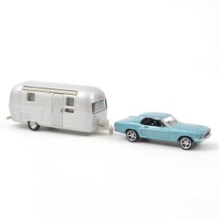 1:43 Масштабная модель FORD Mustang 1968 Blue Metallic + кемпер-трейлер Airstream Caravan