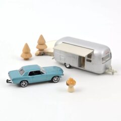 1:43 Масштабная модель FORD Mustang 1968 Blue Metallic + кемпер-трейлер Airstream Caravan