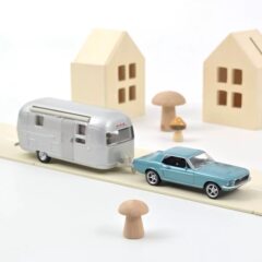 1:43 Масштабная модель FORD Mustang 1968 Blue Metallic + кемпер-трейлер Airstream Caravan
