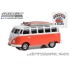 1:64 Масштабная модель VW T1 Samba Bus с досками для серфинга "The Busted Knuckle Garage Service & Sales" 1964 Orange/White